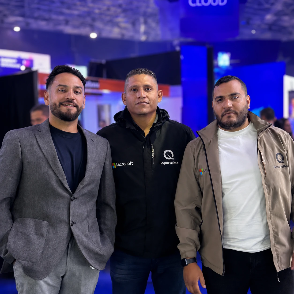 Tres integrantes del equipo Soportered en un evento tecnológico